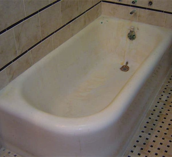 Porcelain Bath Tub Refinishing and Repair in Chicago - BEFORE
