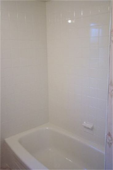 The Surface Doctors Tile Resurfacing Surround AFTER in Kohler White in Hinsdale, Illinois