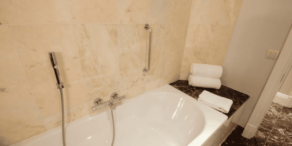 Naperville’s Top Commercial Bathtub Refinishing